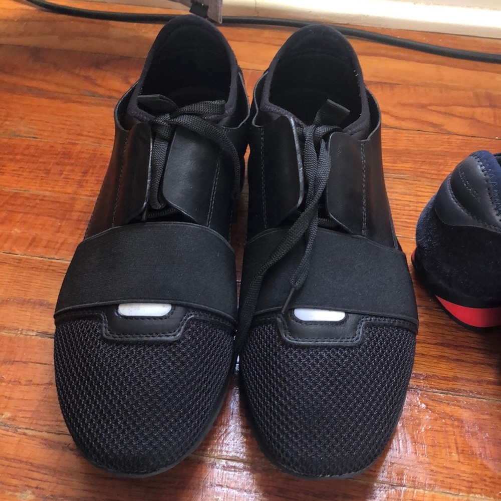 Tennis shoes